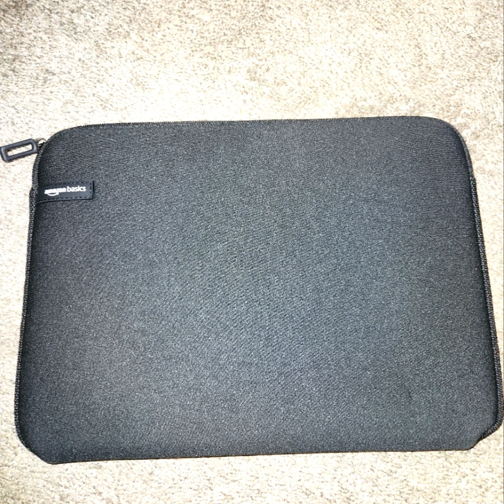 NWOT Amazon essentials laptop sleeve, protective case with zipper
